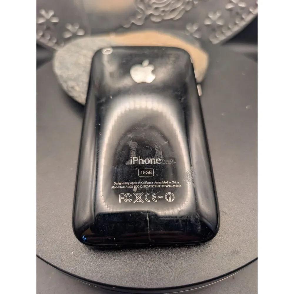 Apple iPhone 3GS 16GB A1303 – Turns On – Charges – Screen OK
